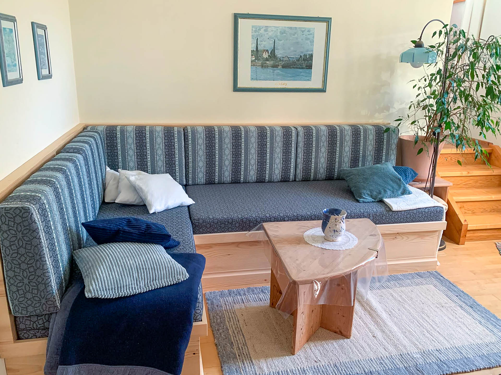 Ferienwohnung 2 - Sitzecke mit Aufgang zu den Schlafzimmern