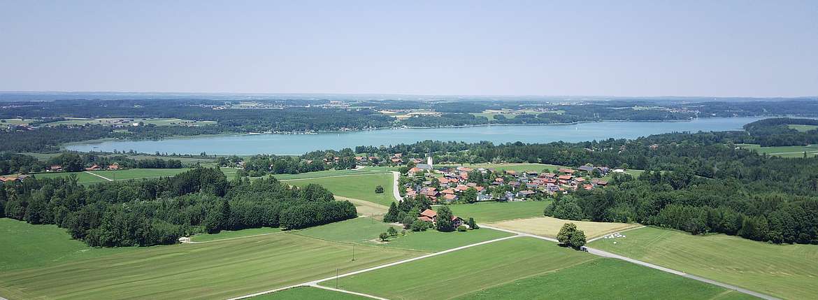 Luftbild von Neukirchen und dem Simssee